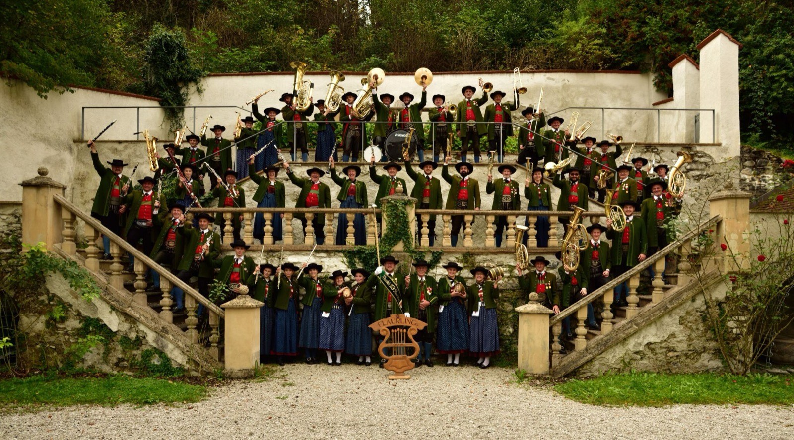 Gruppenfoto der Musikkapelle Flaurling mit Instrumenten